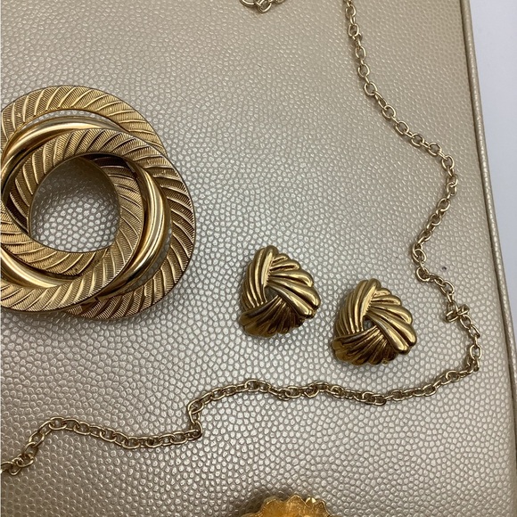 Vintage 90s Gold Tone Jewelry Lot / 4 Items - Picture 5 of 9